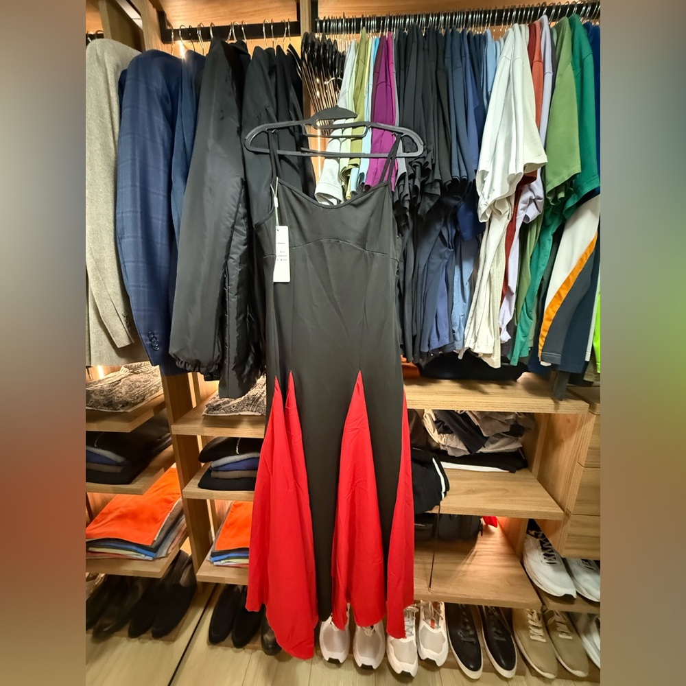 Elegant Black and Red Evening Gown - Picture 5 of 7